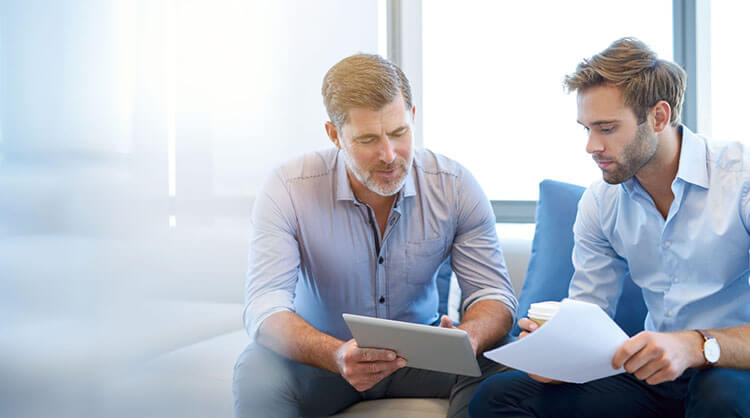 Kaliteli Adayları Çekmek ve Elde Tutmak İçin Neler Yapılmalı? 5 employees with boss ile ilgili görsel sonucu